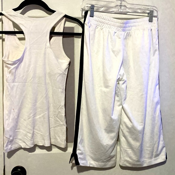 NIKE DRY-FIT WHITE CAPRIS LENGTH PANTS WITH MATCHING WHITE TANK TOP. - Picture 2 of 6
